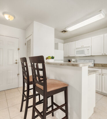 LAKESIDE 1 BED / 1 BATH NEAR CAMANA BAY