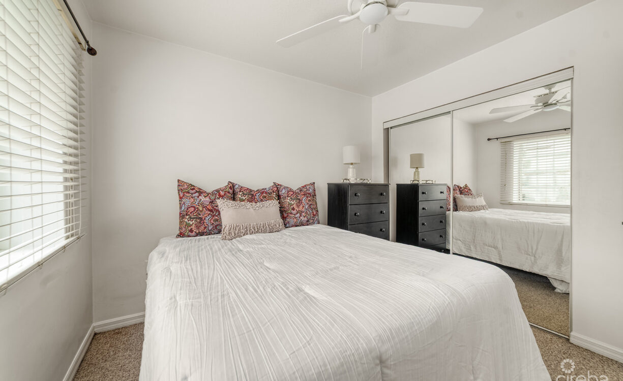 LAKESIDE 1 BED / 1 BATH NEAR CAMANA BAY