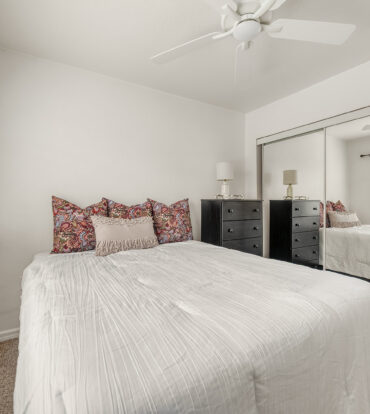 LAKESIDE 1 BED / 1 BATH NEAR CAMANA BAY