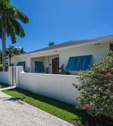 SEVEN MILE BEACH CORRIDOR FAMILY HOME