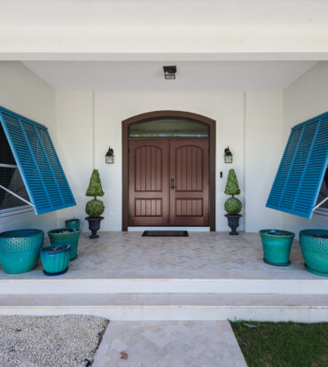 SEVEN MILE BEACH CORRIDOR FAMILY HOME
