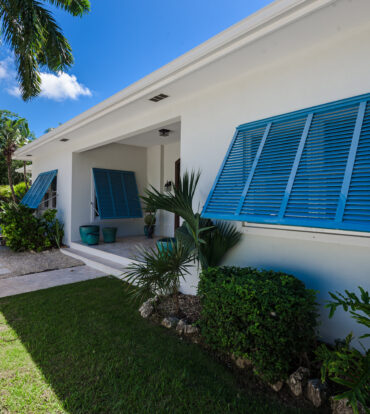 SEVEN MILE BEACH CORRIDOR FAMILY HOME