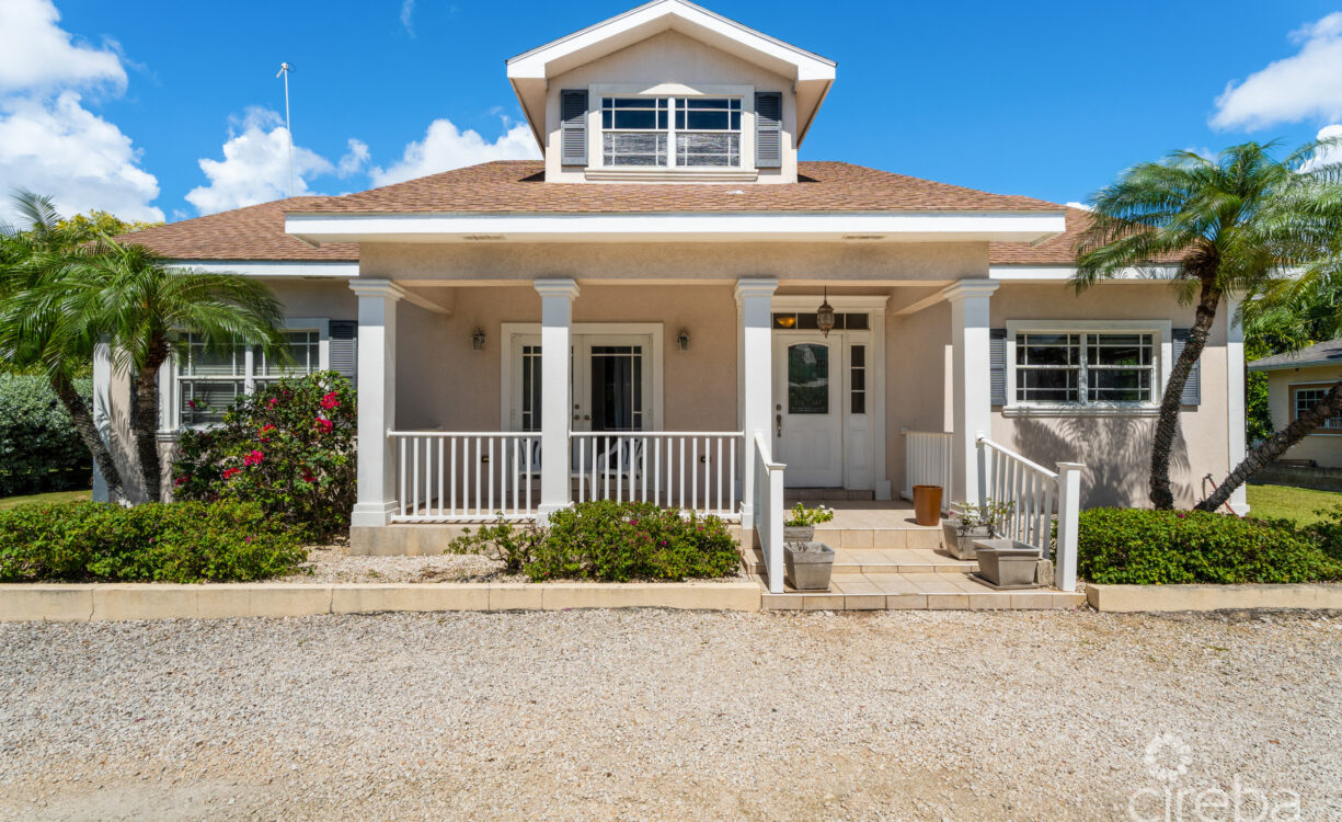 CHARMING SAVANNAH HOME WITH PICTURE PERFECT STREET APPEAL!