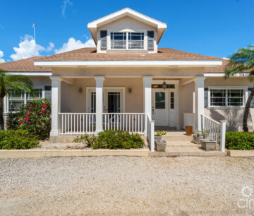 CHARMING SAVANNAH HOME WITH PICTURE PERFECT STREET APPEAL!