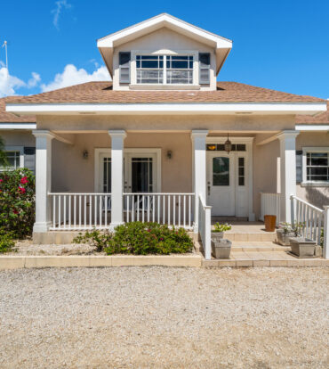 CHARMING SAVANNAH HOME WITH PICTURE PERFECT STREET APPEAL!
