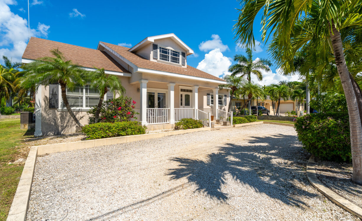 CHARMING SAVANNAH HOME WITH PICTURE PERFECT STREET APPEAL!