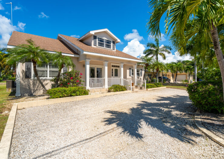 CHARMING SAVANNAH HOME WITH PICTURE PERFECT STREET APPEAL!