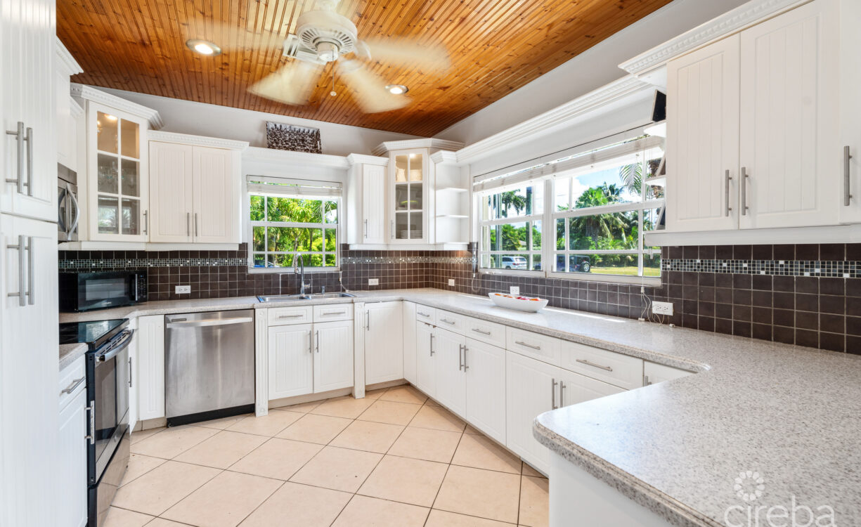 CHARMING SAVANNAH HOME WITH PICTURE PERFECT STREET APPEAL!