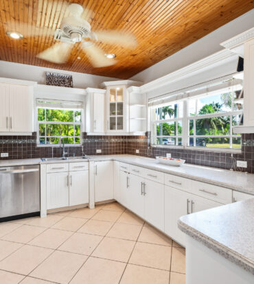 CHARMING SAVANNAH HOME WITH PICTURE PERFECT STREET APPEAL!