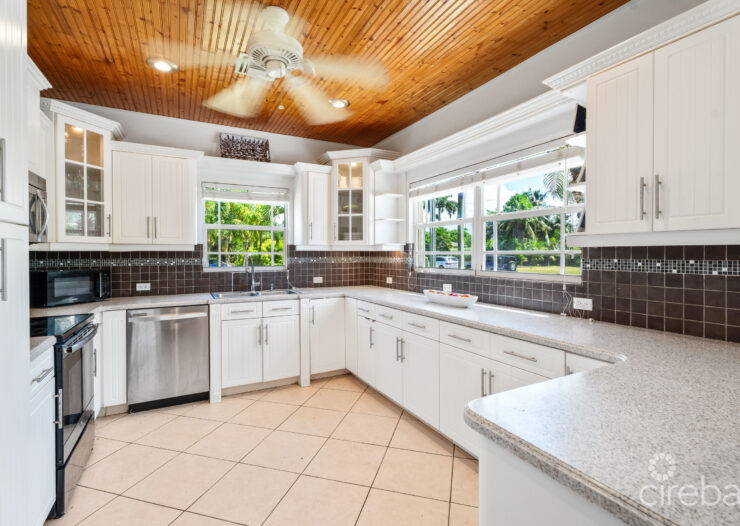 CHARMING SAVANNAH HOME WITH PICTURE PERFECT STREET APPEAL!
