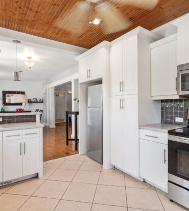 CHARMING SAVANNAH HOME WITH PICTURE PERFECT STREET APPEAL!