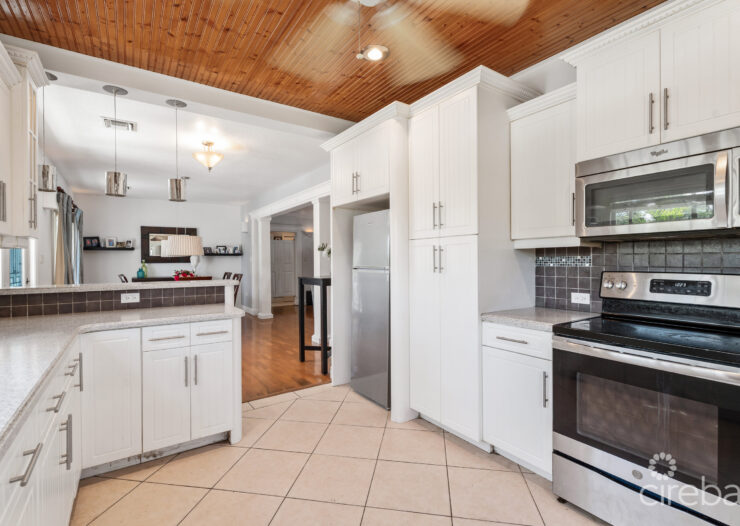 CHARMING SAVANNAH HOME WITH PICTURE PERFECT STREET APPEAL!