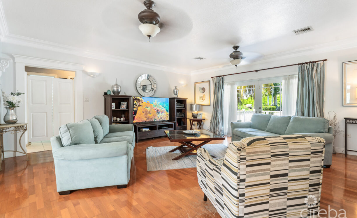 CHARMING SAVANNAH HOME WITH PICTURE PERFECT STREET APPEAL!
