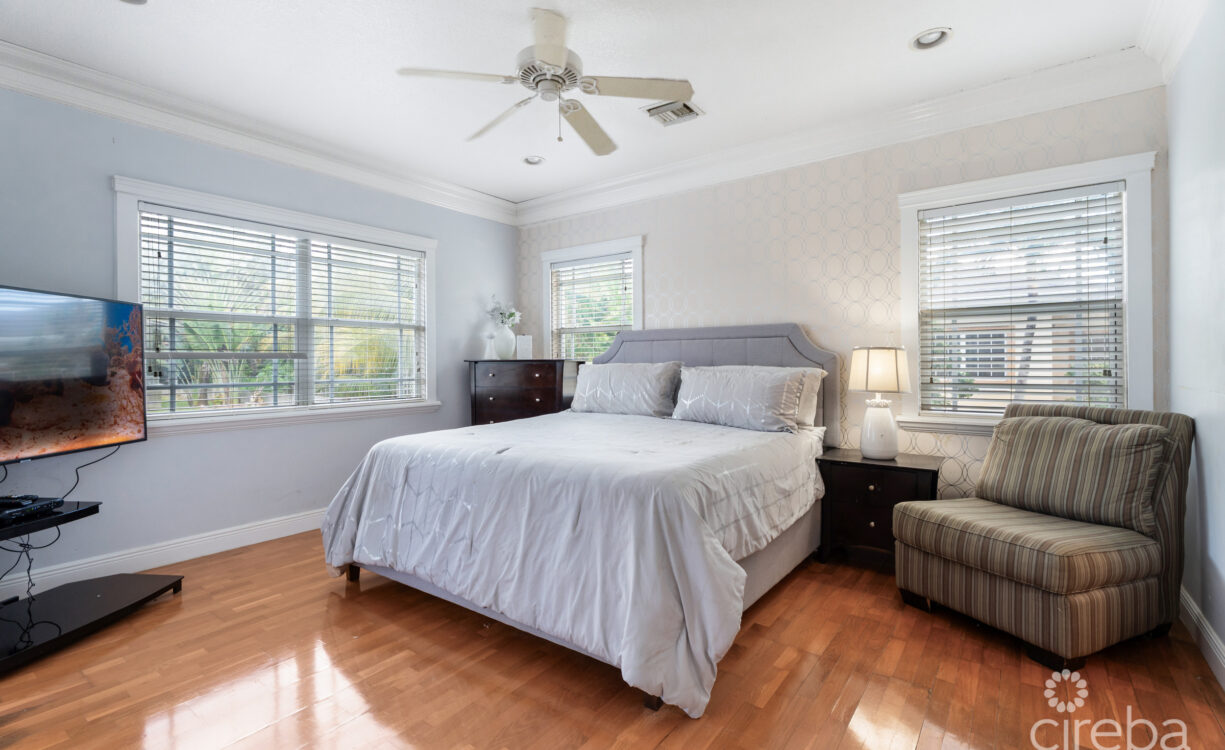 CHARMING SAVANNAH HOME WITH PICTURE PERFECT STREET APPEAL!