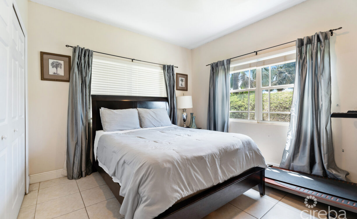 CHARMING SAVANNAH HOME WITH PICTURE PERFECT STREET APPEAL!
