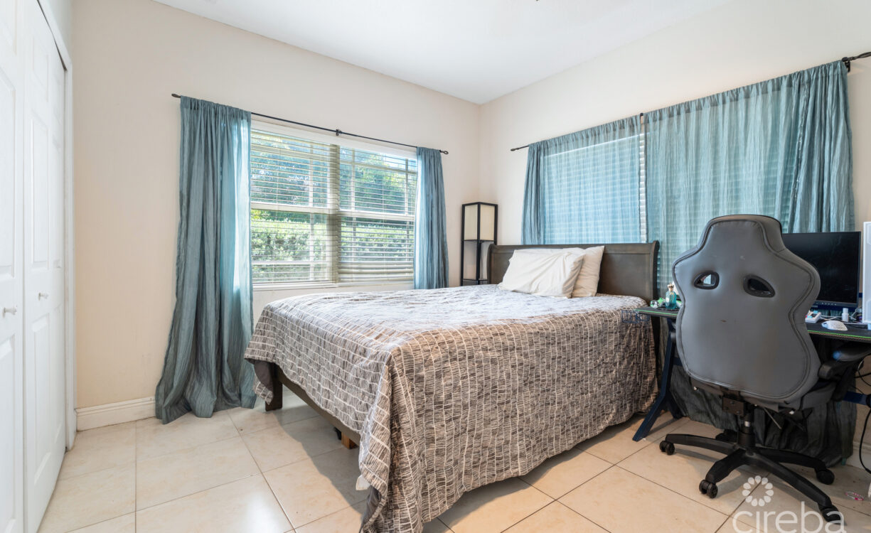 CHARMING SAVANNAH HOME WITH PICTURE PERFECT STREET APPEAL!