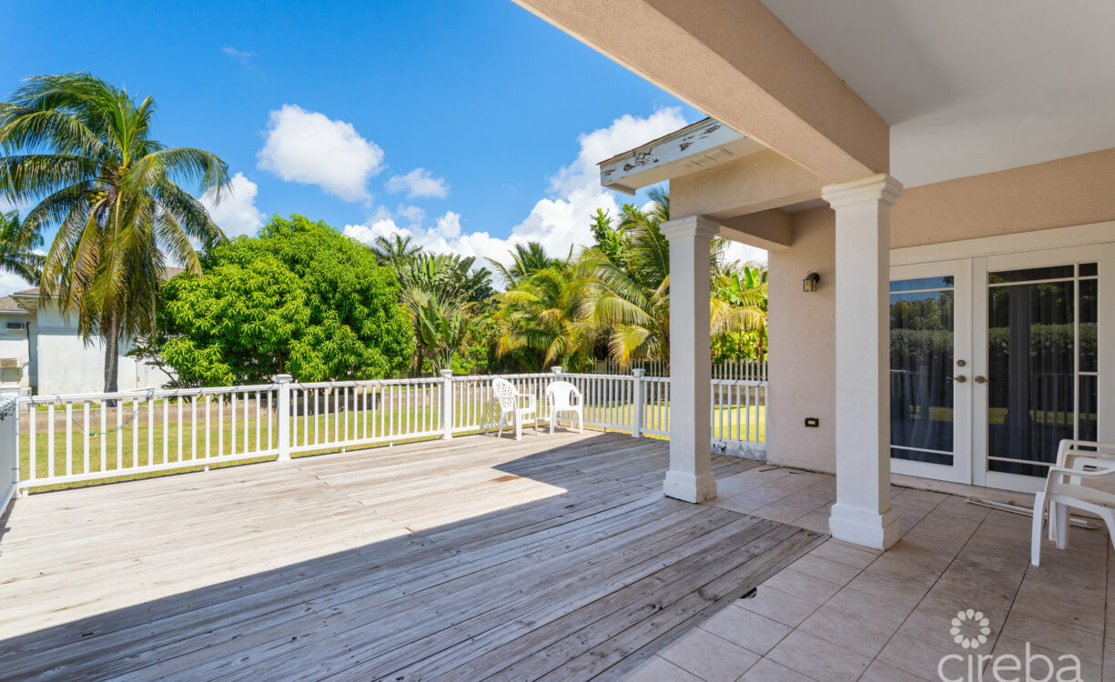 CHARMING SAVANNAH HOME WITH PICTURE PERFECT STREET APPEAL!