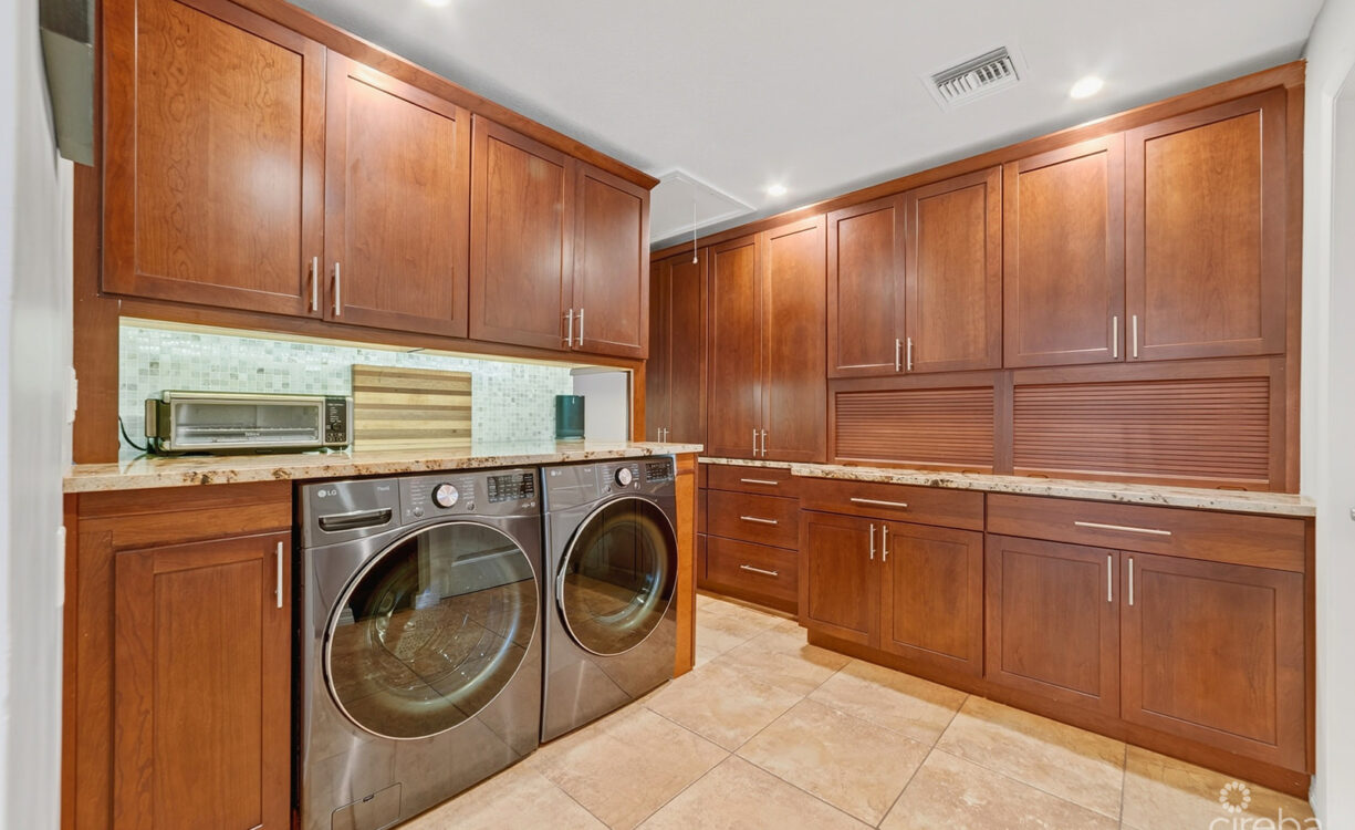RARE DOUBLE-LOT OASIS BUNGALOW  WITH POOL IN SNUG HARBOUR