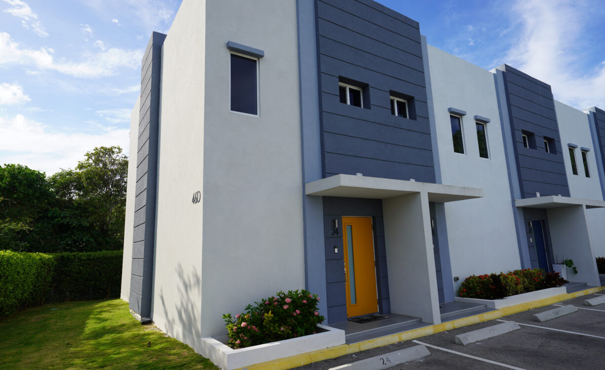 LIGHTHOUSE MANOR #25  BEAUTIFUL ONE BED TOWNHOUSE!