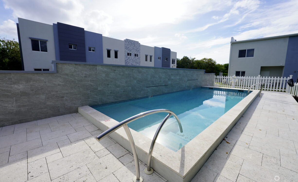 LIGHTHOUSE MANOR #25  BEAUTIFUL ONE BED TOWNHOUSE!