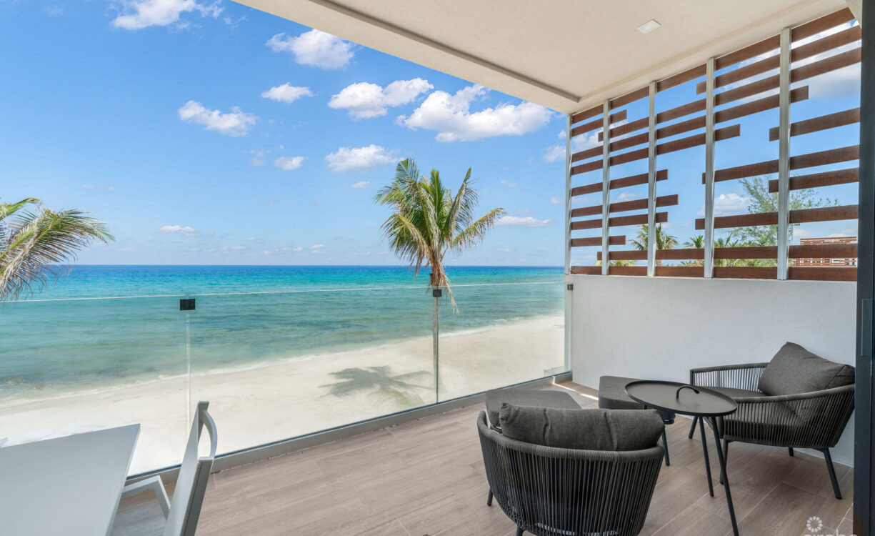 SILVER REEF RESIDENCES  - BEACHFRONT GEM