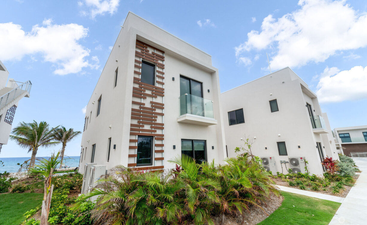 SILVER REEF RESIDENCES  - BEACHFRONT GEM